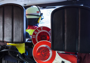 Feuerwehrmann im Einsatzfahrzeug mit Equipment