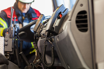 Funkgeräte in einem Einsatzfahrzeug der Feuerwehr - 79671216