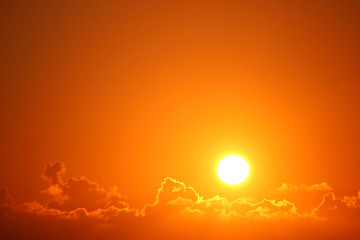 Fototapeta na wymiar Sonnenuntergang in orange u. gelb