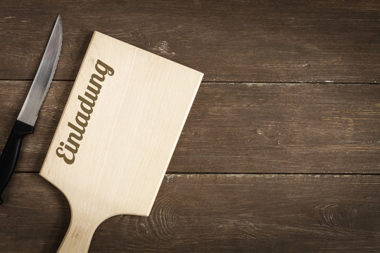 Schneidbrett mit Messer auf Holz, Einladung, Grillen, Barbecue
