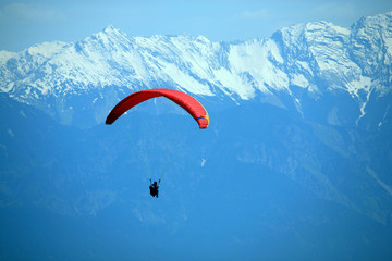 Austria,valle dello Stubai, parapendio.