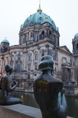 berliner dom in berlin mit skulptur im vordergrund