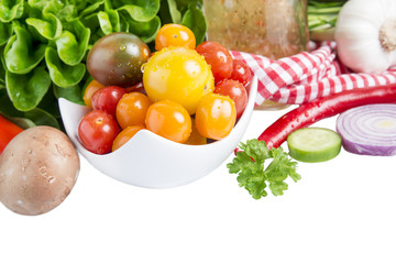 Salatzutaten, frische Tomaten in Schale