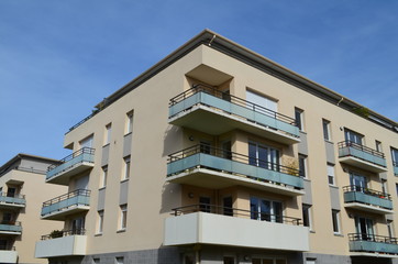 Façade d'un immeuble récent.