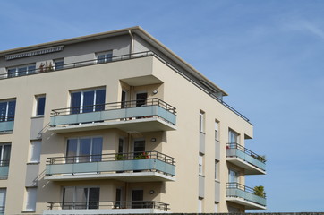 Façade d'un immeuble récent.