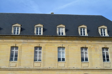 Fototapeta na wymiar toiture et façade d'immeuble
