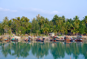 Fototapeta na wymiar Thai fishing boats near the shore