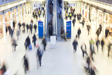 Naklejka premium Stacja metra London Train Rozmycie ruchu ludzi w godzinach szczytu, o godz