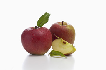 Bio Äpfel auf weissem Hintergrund