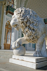 Sculpture of a lion with ball in the Vorontsov Palace