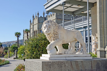 Sculpture of a lion with ball in the Vorontsov Palace