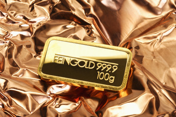 Goldbarren auf Kupferblech