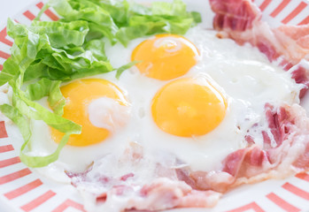 Fried eggs whit bacon