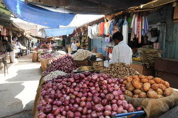 Photo sur Plexiglas Inde Vendeurs et clients indiens sur le marché aux légumes de Devaraja