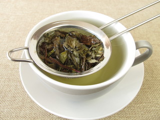 Pfefferminztee im Teesieb