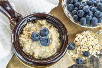 Oatmeal porridge with fresh berries