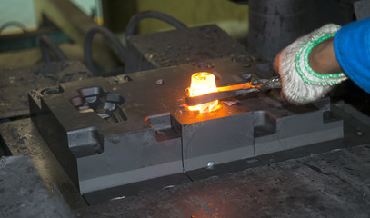 operator forging automotive parts by hot forging_