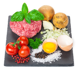 Hackepeter, Zwiebel, Ei, Tomaten