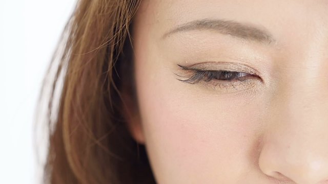 目・女性