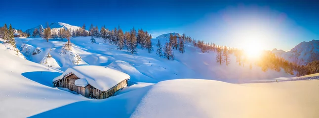 Gordijnen Winterlandschap in de Alpen bij zonsondergang met oud berghuisje © JFL Photography