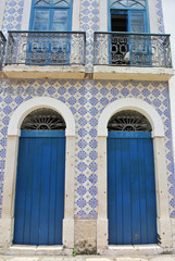 Fliesen bedeckte Fassade