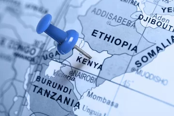 Türaufkleber Standort Kenia. Blauer Stift auf der Karte. © Zerophoto