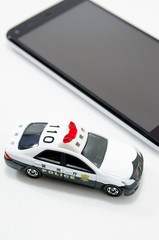 パトカーとスマートフォン © sunftaka77