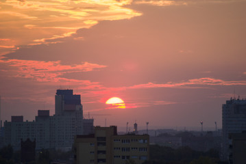 Fototapeta na wymiar Zachód slońca nad miastem