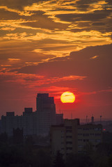 Zachód slońca nad miastem