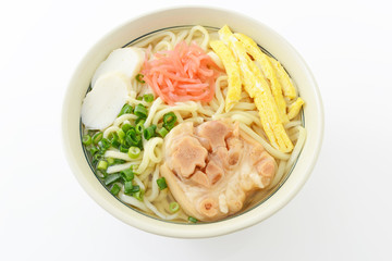 沖縄伝統の豚足テビチそば