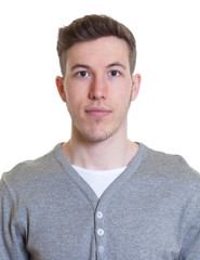 Bewerbungsfoto eines jungen Mannes im grauen Shirt