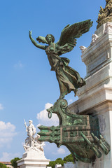 Obraz premium The bronze statue in front of Monumento nazionale a Vittorio Ema