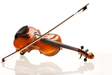 Violine mit Bogen vor weißem Hintergrund