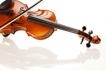 Fototapeta na wymiar Violine mit Bogen vor weißem Hintergrund