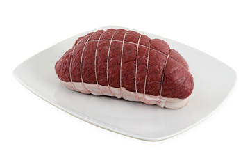 roti de boeuf ficelé bardé sur fond blanc
