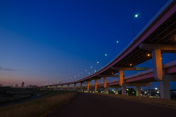 荒川土手から見た夜の首都高速
