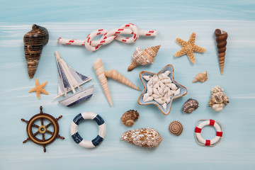 Maritime nautische Dekoration: Muscheln, Schiff in blau