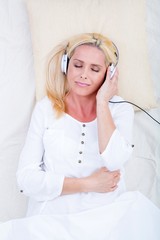 Naklejka premium Musik hören im Bett
