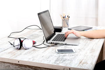 Junge Frau arbeitet zu Hause