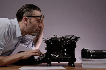 Geschäftsmann mit alter Schreibmaschine