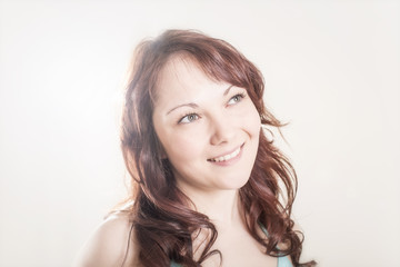 junge Frau im Gegenlicht Portrait