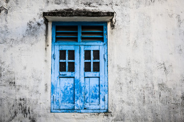 Obraz na płótnie Canvas Blue wooden window and grunge wall