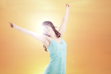 Junge Frau im Sonnenlicht