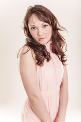 Junge Frau im zartem Kleid Portrait