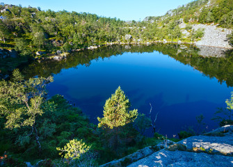 Fototapeta na wymiar Deep blue mountain lake on Norway