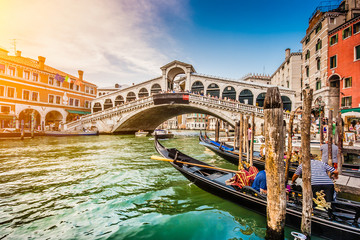 Canal Grande mit Rialtobrücke bei Sonnenuntergang, Venedig, Italien