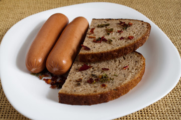 Сосиски с хлебом.