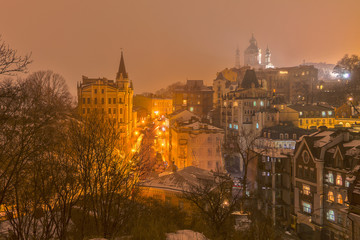 Fototapeta na wymiar Ночной Киев в тумане