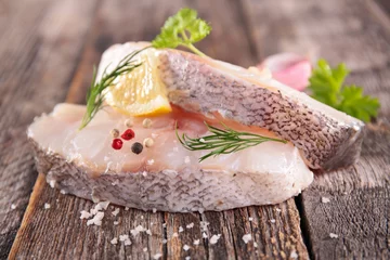 Tableaux ronds sur aluminium Poisson raw fish on wooden background