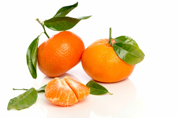 Mandarinen und Fruchtstücke